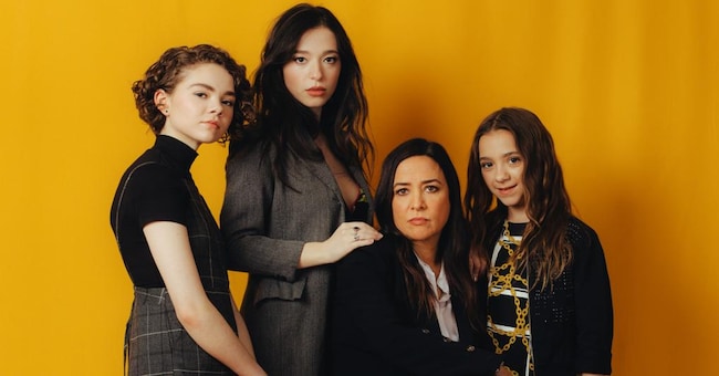 Al centro, seduta, Pamela Adlon nel ruolo di Sam con le tre figlie