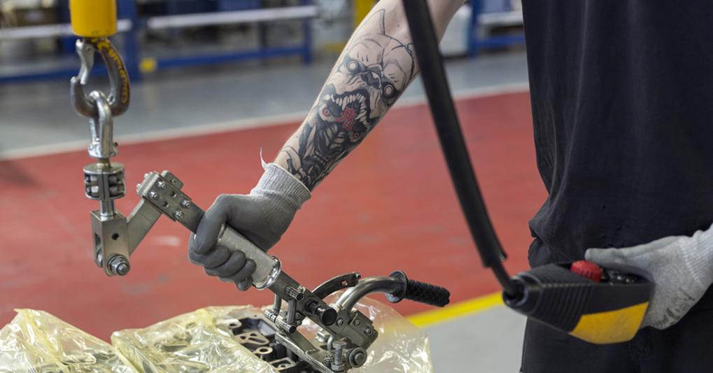 Una foto di William Guerrieri, tratta dalla mostra «Corpi e macchine al lavoro» 