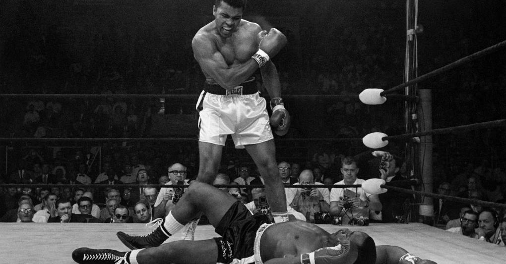 Uno dei tanti knock out di Muhammad Ali ripresi nella docuserie di Ken Burns  