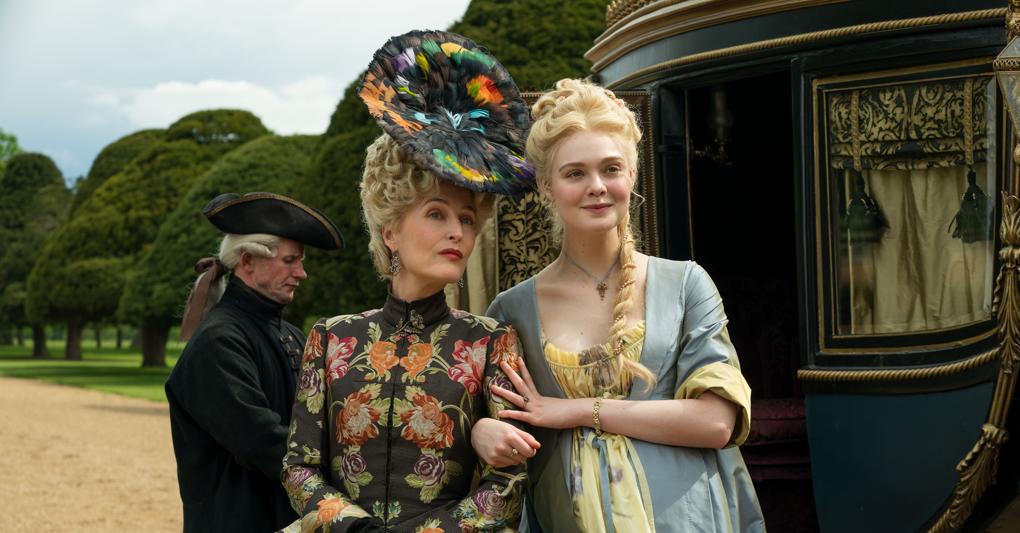  Da sinistra, Gillian Anderson (mamma di Caterina) e Elle Fanning (Caterina) 
