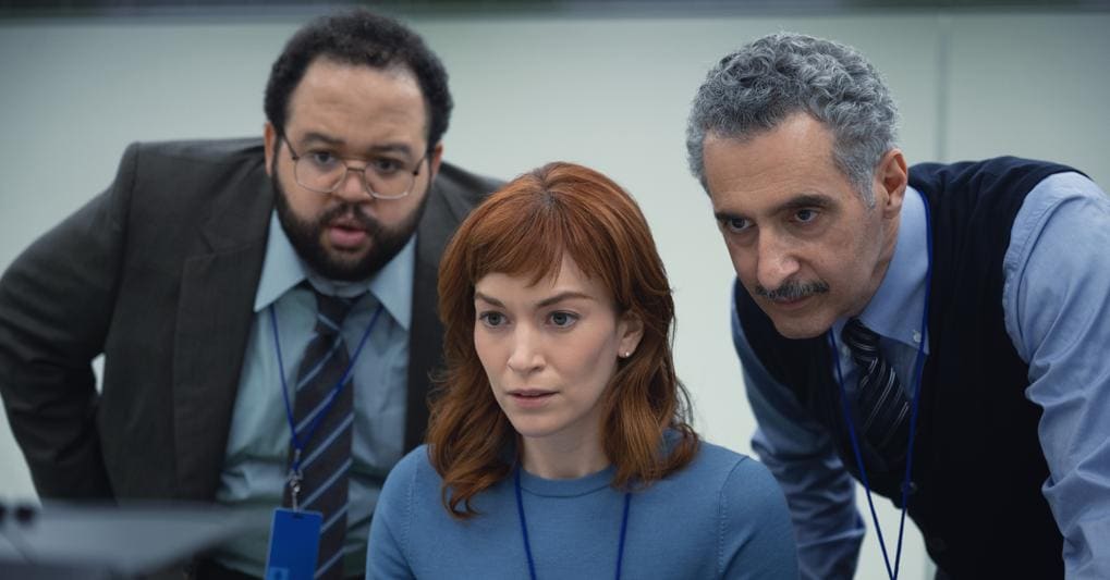 Da sinistra, Zach Cherry, Britt Lower e John Turturro in «Scissione» 