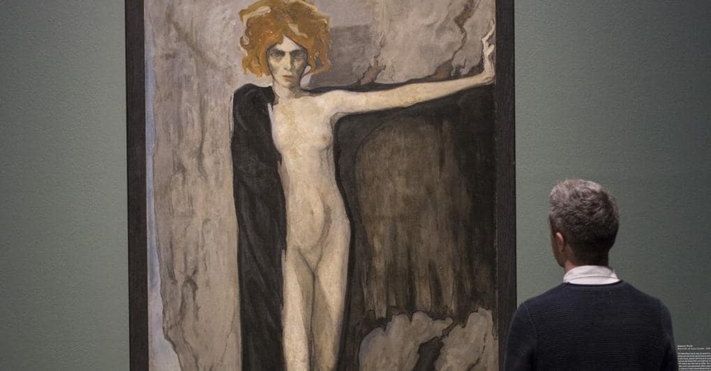  Un visitatore osserva il «Ritratto di Luisa Casati Stampa» di Romaine Books (1920) 