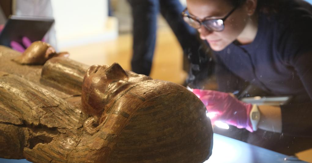 Cura e precisione. Al lavoro su uno dei sarcofagi del Museo Egizio di Torino 