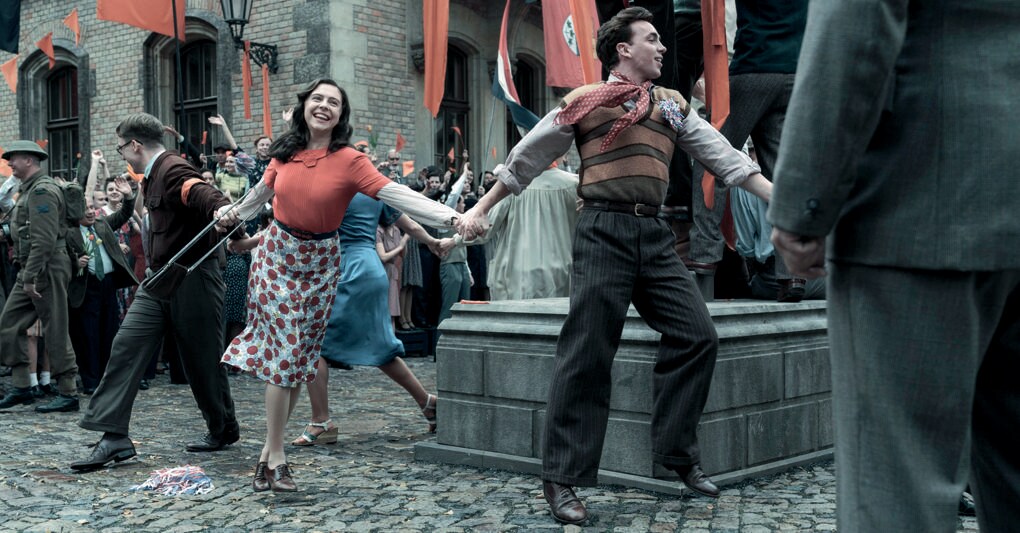 Dramedy. Bel Powley nei panni di Miep Gies in un ballo corale di piazza  