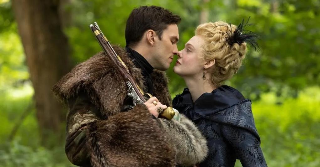  Caterina la Grande  (Elle Fanning) e il consorte Peter (Nicholas Hoult) 