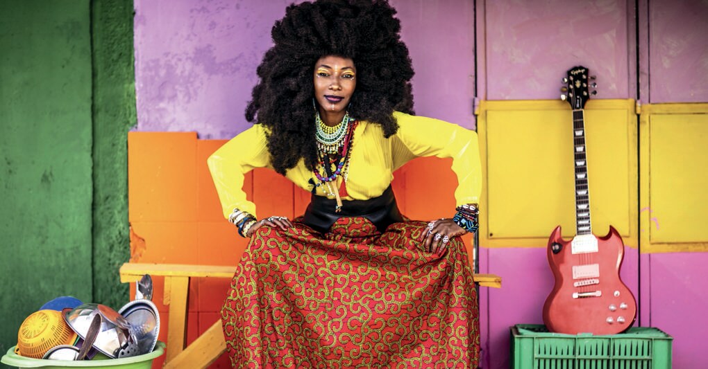Di origini ivoriane. Fatoumata Diawara è una cantautrice e attrice, nata a Abidjan nel 1982, cresciuta professionalmente in Mali 