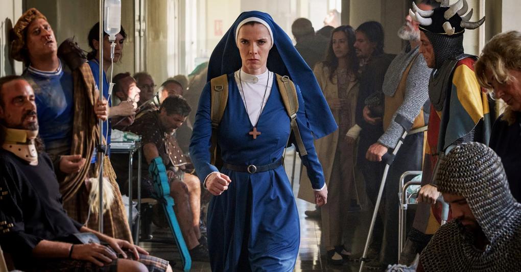 Sventa truffe. Simone (Betty Gilpin) è l'eroina e protagonista di «Mrs. Davis» 