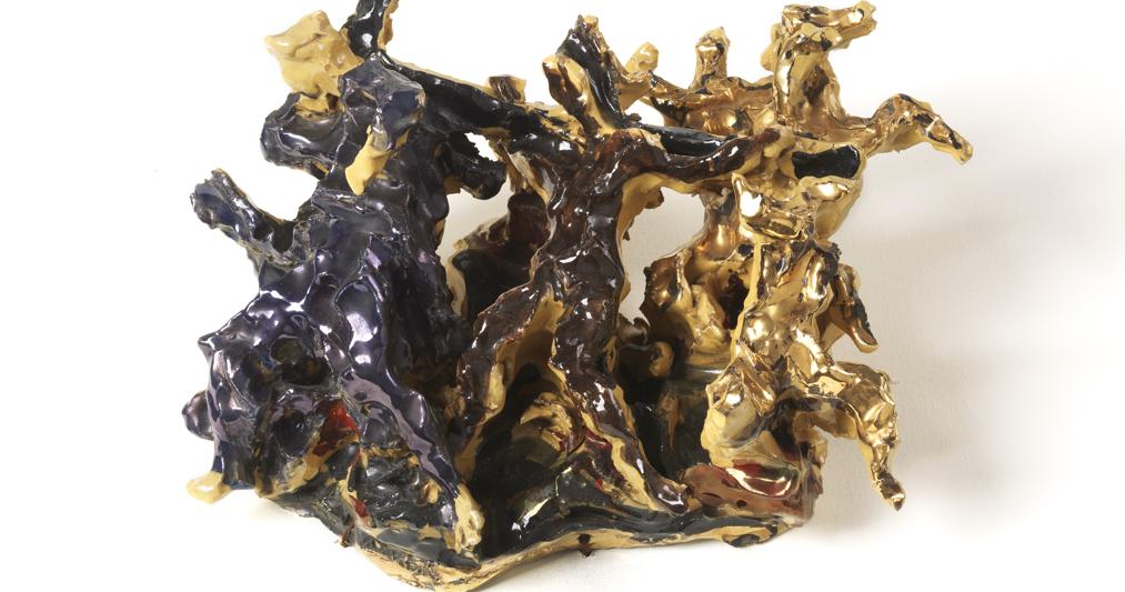 Lucio Fontana, Gesù aiutato dal Cireneo a portare la Croce, V stazione, 1947, terracotta smaltata, dipinta, lustrata e terzo fuoco, nero, giallo, amaranto e oro 