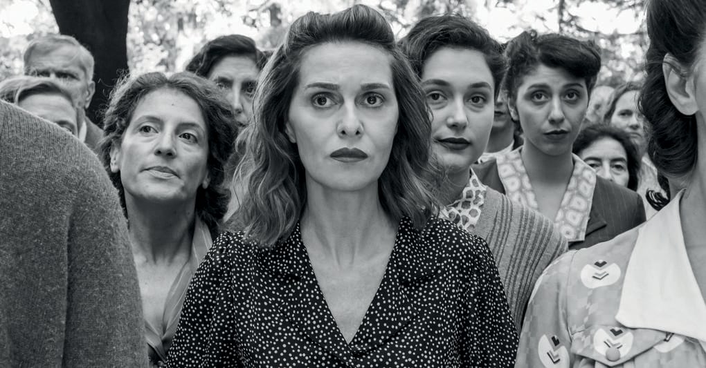  Al centro, Paola Cortellesi nei panni di Delia nel film di cui è interprete e regista «C’è ancora domani» 