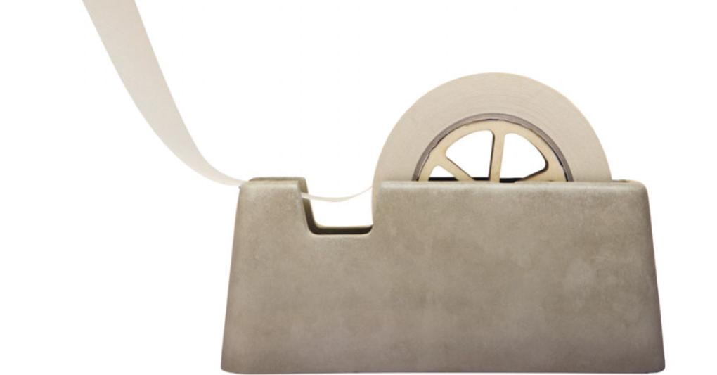 Il portanastro parte del Concrete Desk Set in tre pezzi di Magnus Pettersen per Areaware (75 Eur per il set) 