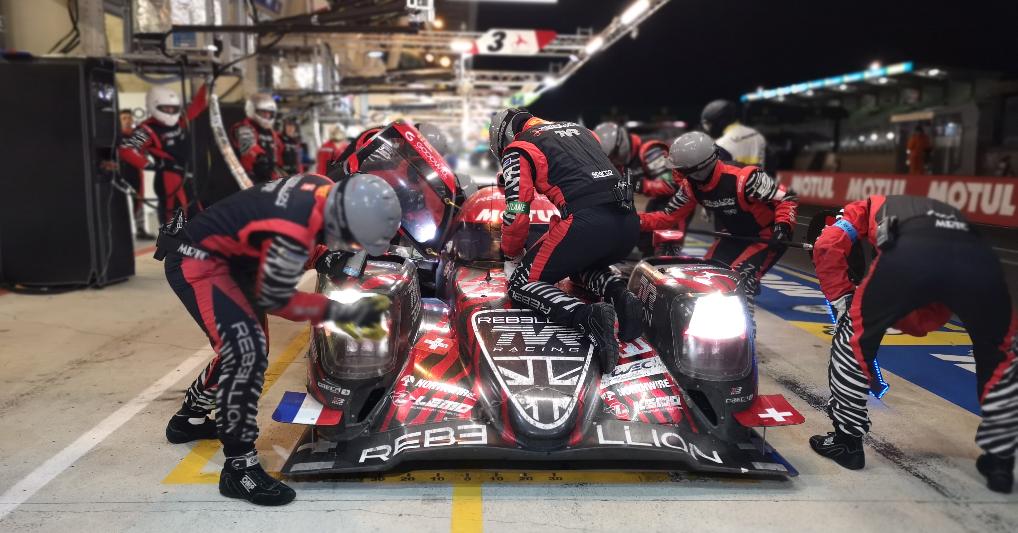 Il pit stop della Oreca R-13, che gareggiava in classe LMP1, di Rebellion Racing, frutto della partnership con TVR. 