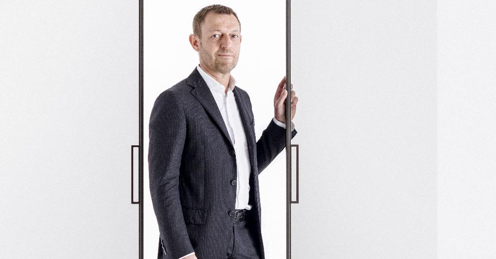 Davide Malberti, ceo di Rimadesio e alla guida dell'azienda insieme al fratello Luigi (cfo), con il sistema porte Velaria (scorrevole a partire da 900 euro + Iva). 