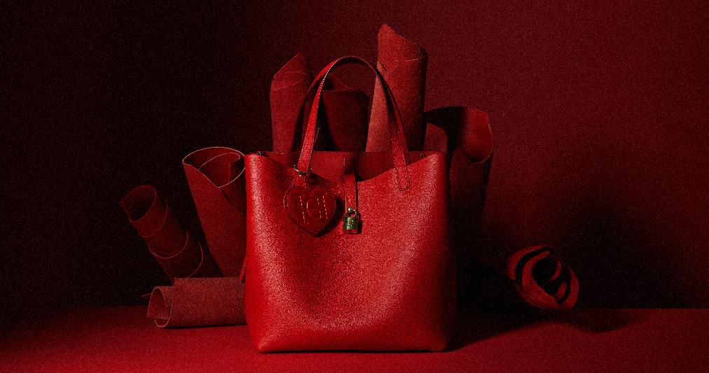 Carolina Herrera Heart for Hope, borsa e charm, da 1.000 euro. 