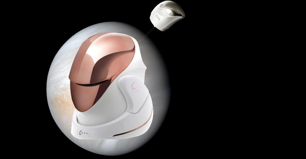 Il casco-maschera wireless CellReturn Platinum e in alto, come un satellite in orbita, Biomimesis Veil Diffuser. 