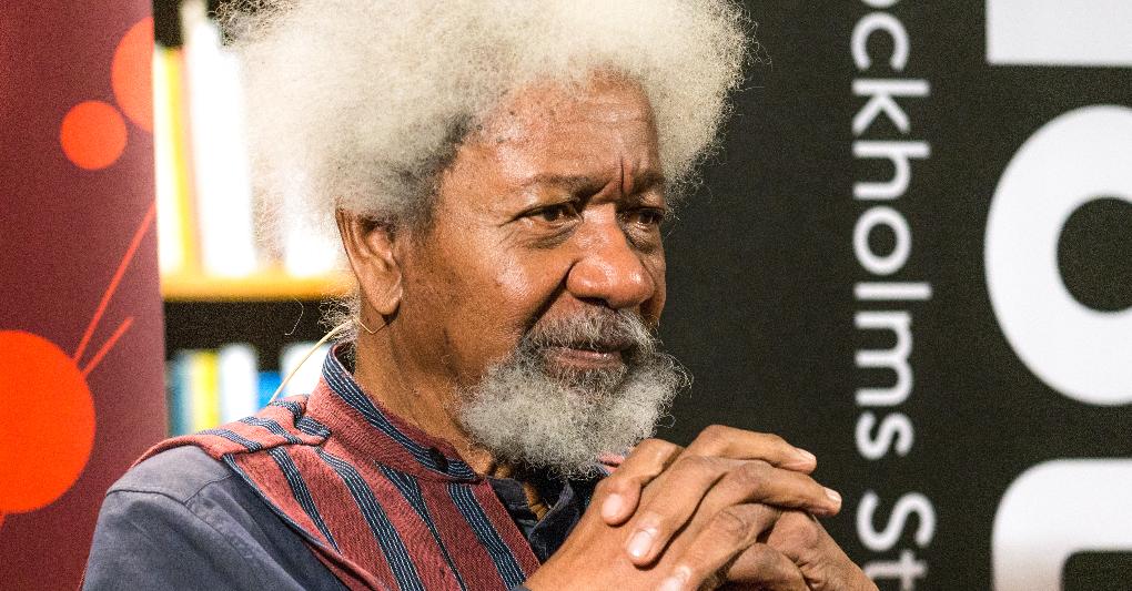 Wole Soyinka è considerato uno dei massimi poeti e drammaturghi africani di lingua inglese, Premio Nobel per la letteratura (1986). 