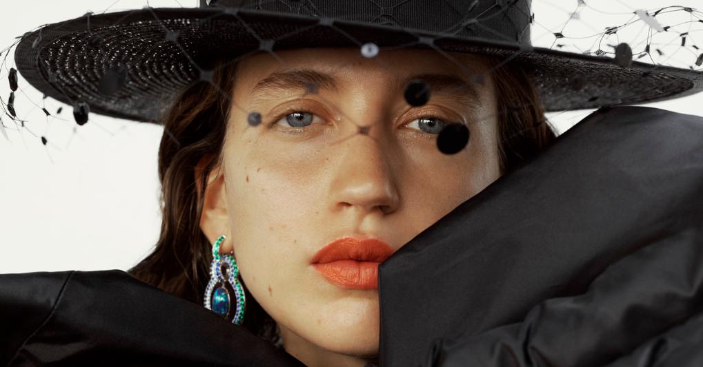 Abito in taffetà, CHANEL. Cappello con veletta, GIANMARCO BERSANI. Orecchini LuneBleue, in oro bianco, zaffiri taglio ovale ed diamanti, Stellar Times Collection LOUISVUITTON. 