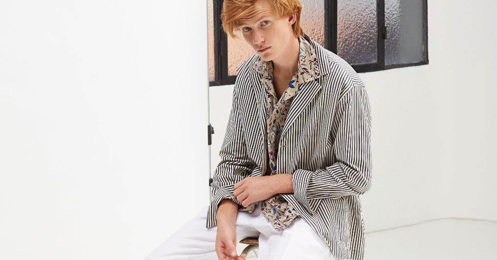 Giacca-camicia rigata in seta e cotone (495 €) e camicia manica corta in cotone stampato (200 €), pantaloni in popeline. Tutto DOPPIAA. 