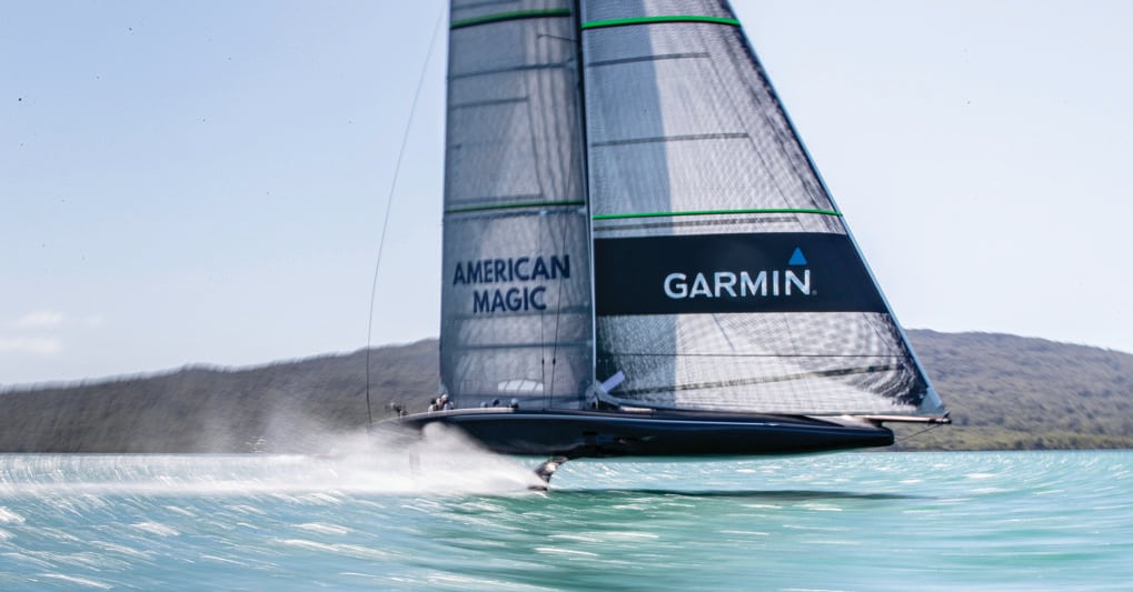 Un'immagine di American Magic nelle acque di Auckland. 