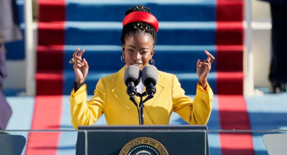 Amanda Gorman alla cerimonia di giuramento di Joe Biden. Foto Ansa 