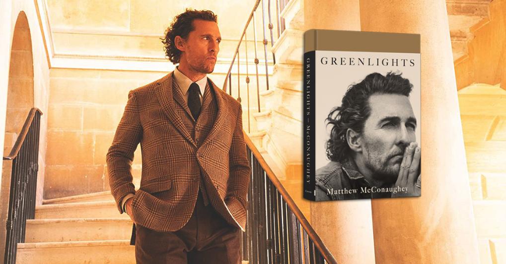 Matthew McConaughey in una scena di “The Gentlemen” e la sua autobiografia Greenlights (22,63 € su Amazon). 