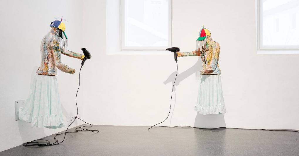“I Will Be Seven When We Meet In Heaven” (2016), Kris Lemsalu, parte della mostra “Up to and Including Limits: After Carolee Schneemann”, al Muzeum Susch fino al 28 giugno 2020. 