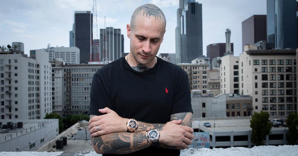 Il tatoo artist Maxime Plescia-Büchi, classe 1978 e fondatore della piattaforma artistica Sang Bleu. 