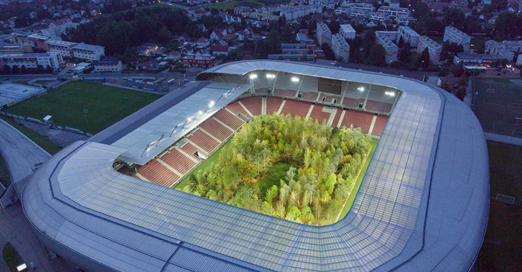 “For Forest – Il fascino indomito della natura”,  a Klagenfurt, in Carinzia,  uno stadio di calcio con 299 alberi, progetto di Klaus Littmann del 2019. 