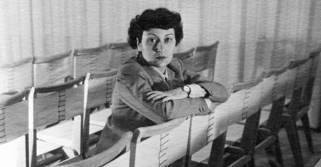 Sedia di Lina Bo Bardi disegnata per il MASP, 1948, São Paulo, Brasile. Foto Courtesy Instituto Bardi. 