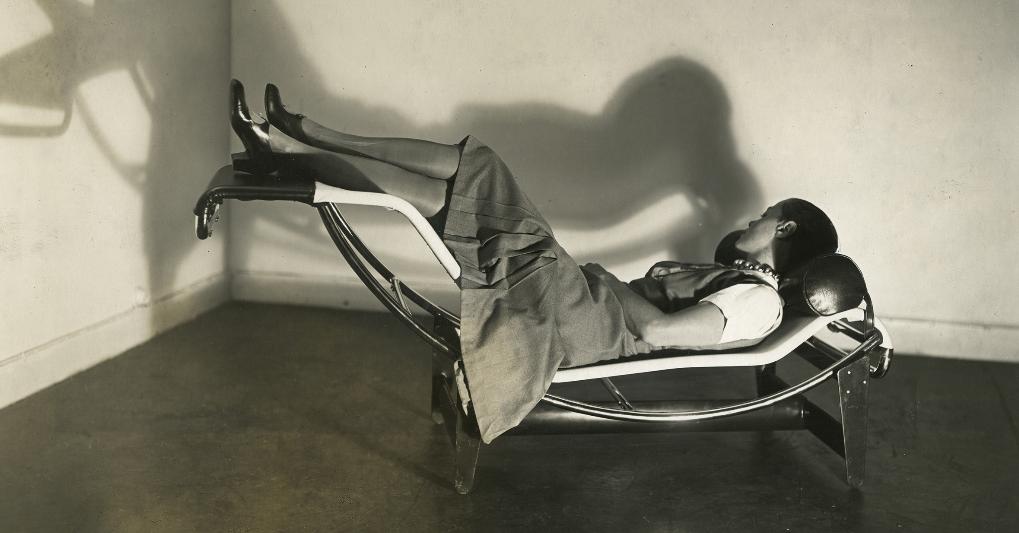 Charlotte Perriand sulla chaiselongue Basculante di Le Corbusier che contribuì a progettare, 1928 circa (CREDIT ADAGP-AChP, COURTESY LOUIS VUITTON).  