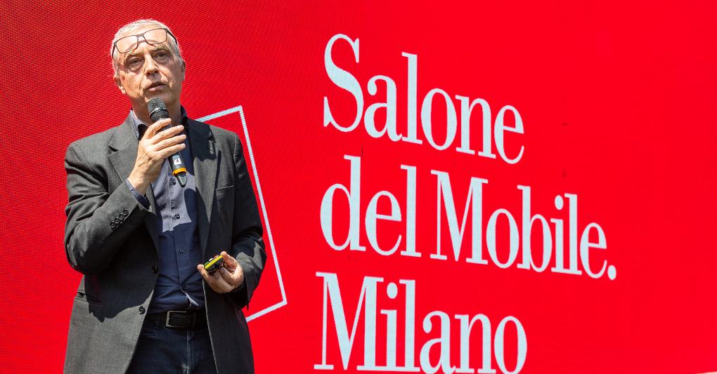 Stefano Boeri alla conferenza stampa del supersalone by Salone del Mobile (ph. Gianluca Di Ioia). 
