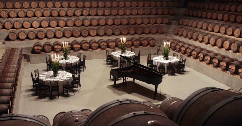La suggestiva Rocca di Frassinello, progettata da Renzo Piano, sede anche di eventi e concerti 
