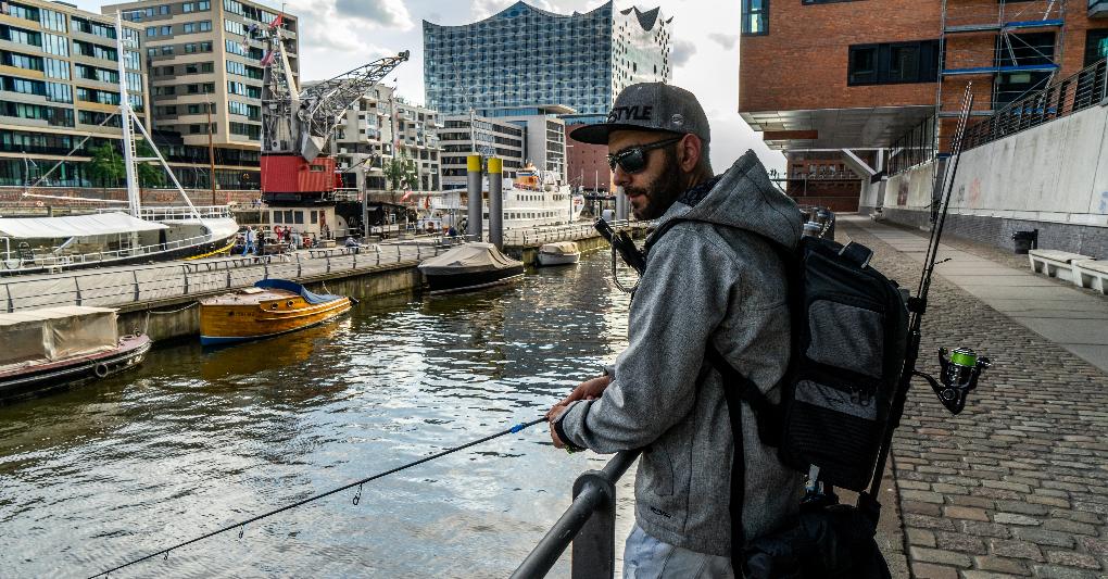 Dennis Erbil del team FREESTYLE mentre pesca nei canali del porto di Amburgo. 