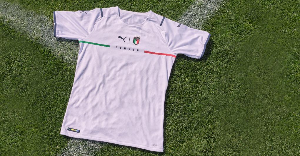 Maglia Figc Away Replica, PUMA (90 € da uomo e da donna, 70 € da bambino). 