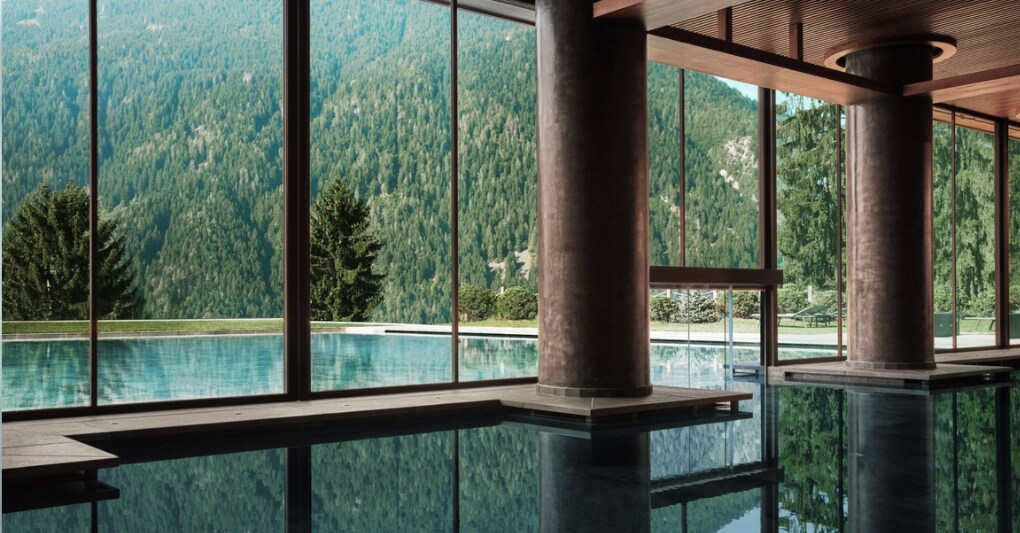 Una vista della piscina del Lefay Resort & Spa sul Lago di Garda. 