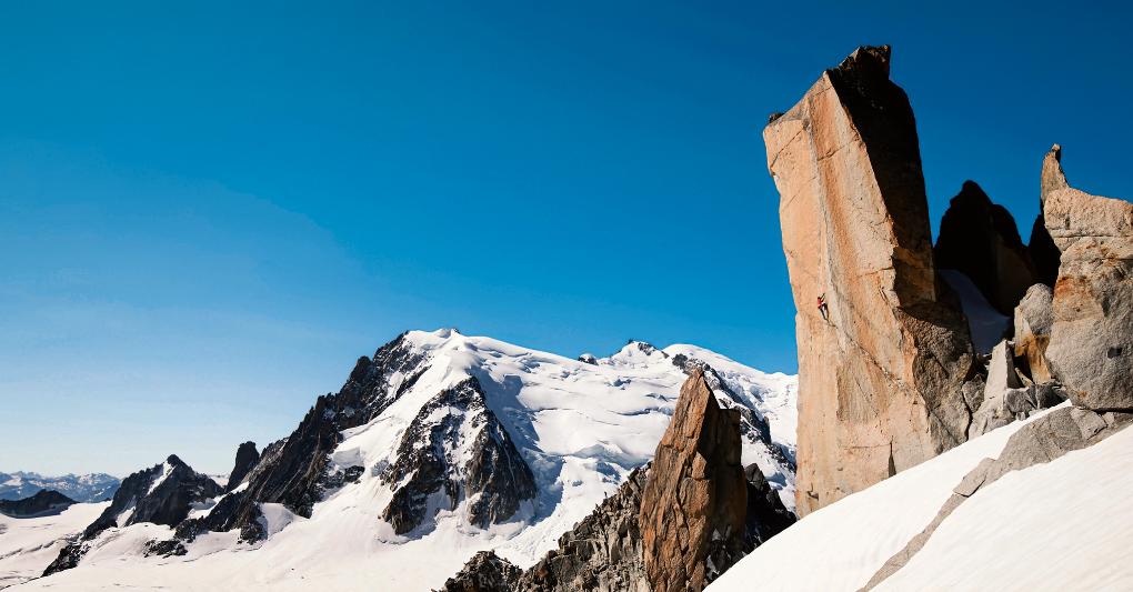 Natalie Berry sul Digital Crack di Chamonix,una delle arrampicate su roccia alpina più alte e difficili d'Europa. Chris Prescott. 