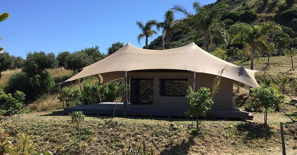 Glamper Samoon Chino, con tetto-tenda impermeabile in Tentflex FR, poliestere elasticizzato con rivestimento polimerico e filo PTFE, rete ombreggiante in PE ad alta densità e alta trazione e filettatura PTFE, cabina in tela ripstop 500 gr, fiamma ritardante, rete rivestita ingomma e PVC trasparente, TENTICKLE ITALIA (da 15.000 € senza base di fissaggio). 