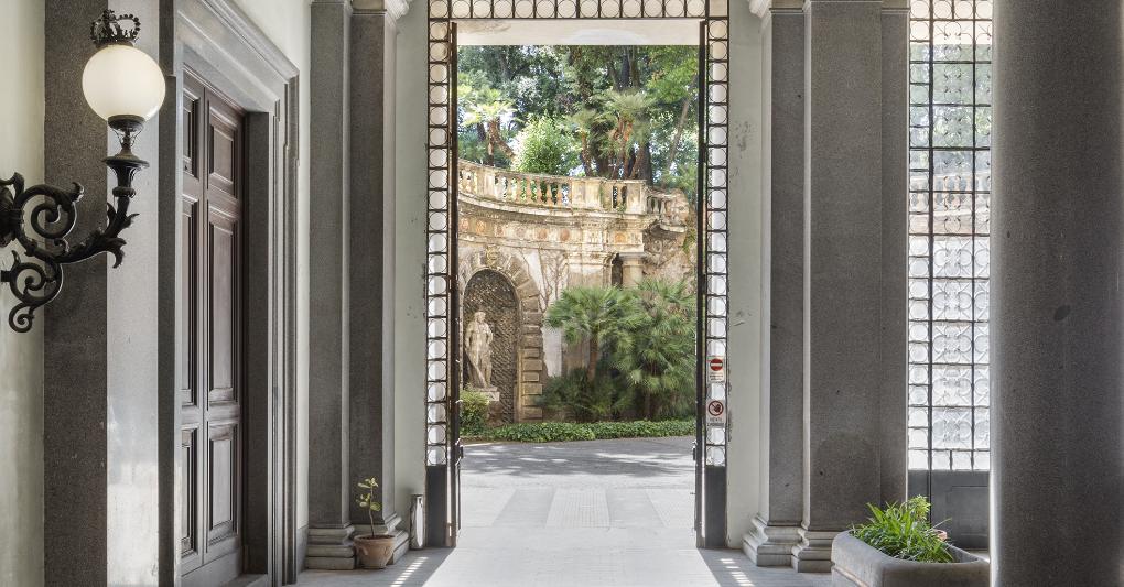 Palazzo Brancaccio. Ingresso da via Merulana con vista sul giardino interno. Foto Serena Eller. 
