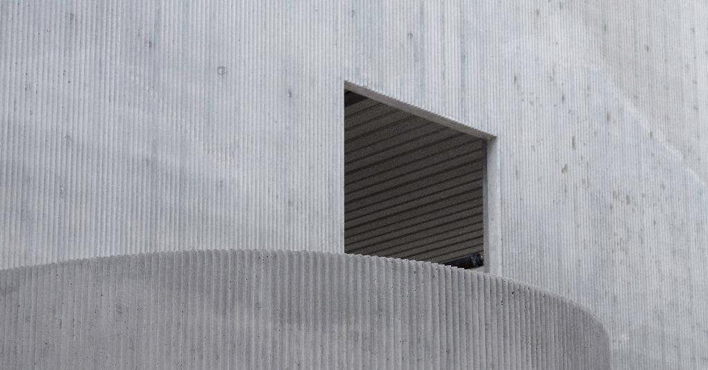 Un dettaglio architettonico dell'edificio che ospita la Amant Foundation, a Brooklyn. Lo spazio espositivo, costituito da quattro edifici progettati dallo studio SO-IL, è stato inaugurato il 5 giugno scorso con la prima mostra personale dell'artista berlinese Grada Kilomba a New York, visitabile fino al 3 ottobre. (Naho Kubota. Courtesy SO-IL, Amant Foundation) 
