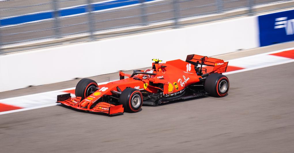 La Ferrari su pista, durante il Gran Premio di Formula 1 nel 2020 a Sochi, Russia. 