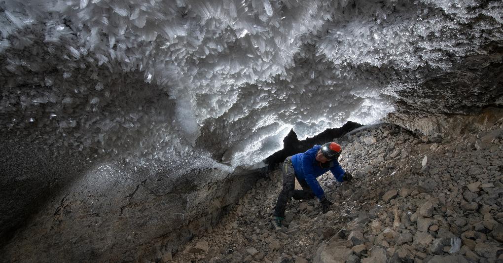 Un microbiologo della spedizione attraversa un passaggio molto stretto in una grotta con la volta ricoperta di brina cristallizzata. Tutte le immagini sono di Robbie Shone. 