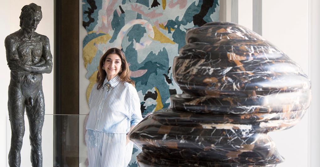 Fatima Maleki fra le seguenti opere: da sinistra, “Twelve Chambers –André” (2013), Kevin Francis Gray, base in granito, statua in bronzo lucido e patina; “Rippling” (2019), Bea Bonafini, pastello su tappeto intarsiato; “In two minds II” (2005), Tony Cragg.  Tutte le opere  fanno parte della collezione Maleki. (Le foto dell'articolo sono COURTESY MALEKI COLLECTION). 