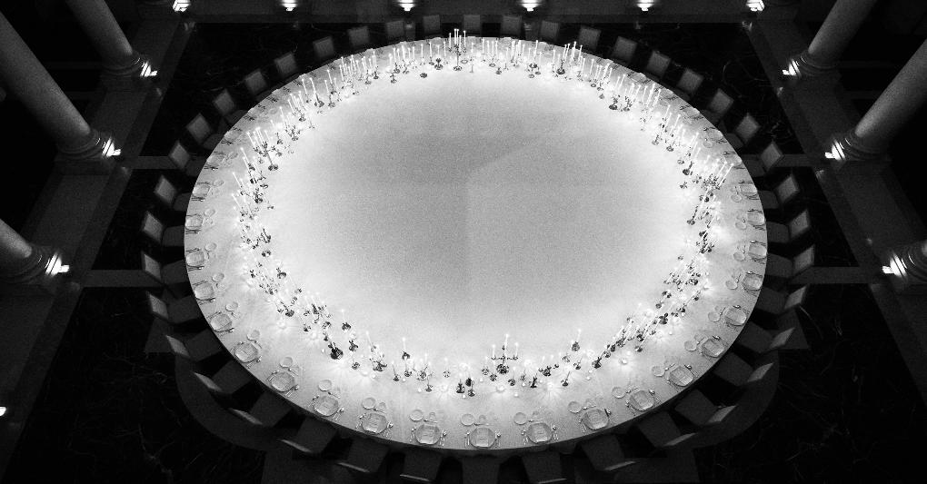 Una foto della mise en place di Saint Laurent per la cena di pre-apertura della mostra “HyperVenezia”, a Palazzo Grassi. 