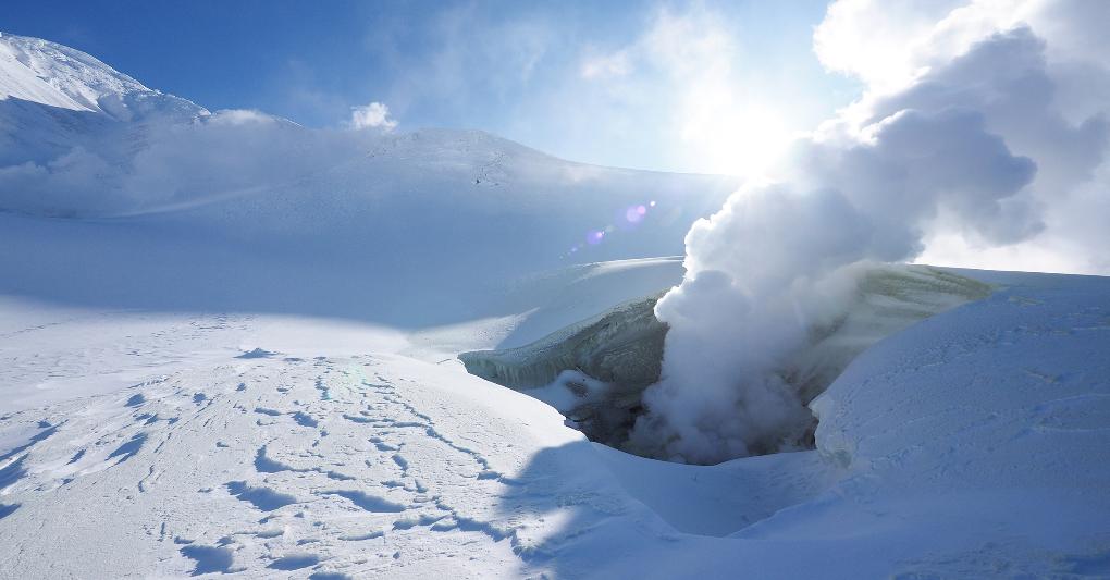 Una fumarola del vulcano Asahidake, nota località sciistica per il fuori pista in Giappone. 