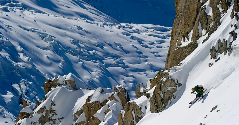 Un fuoripista a Chamonix, Francia. 