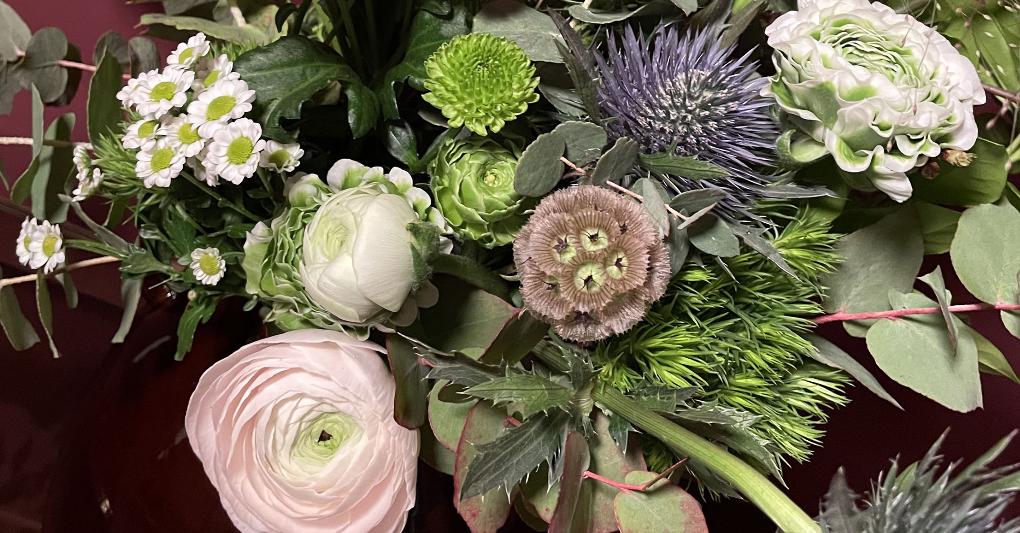 Una compisizione floreale della collezione di bouquet “essenziali” del brand Blazé. 