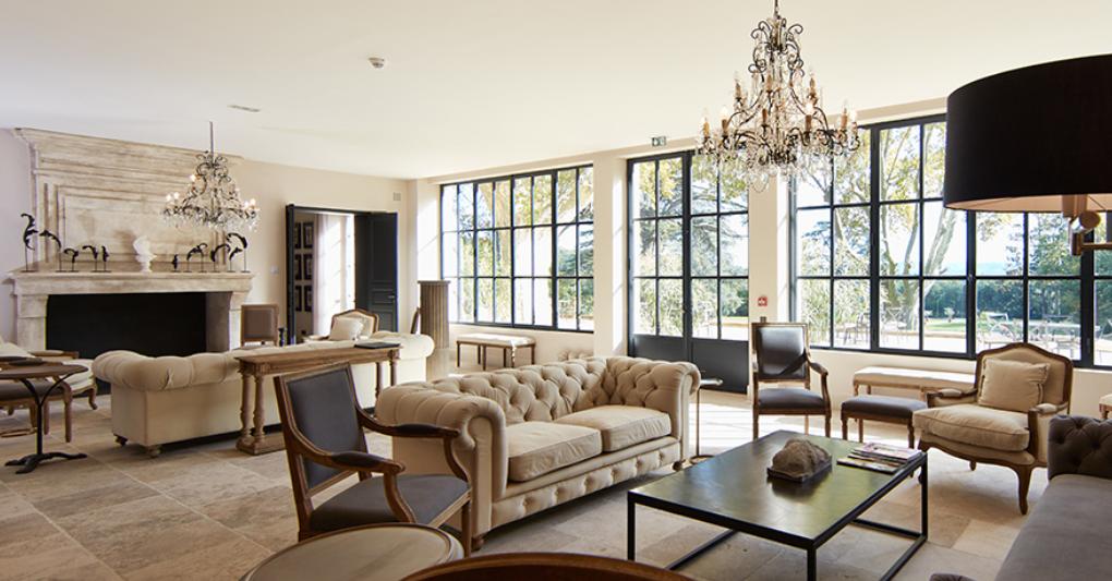 Una sala del Domaine de Fontenille, in Provenza. 