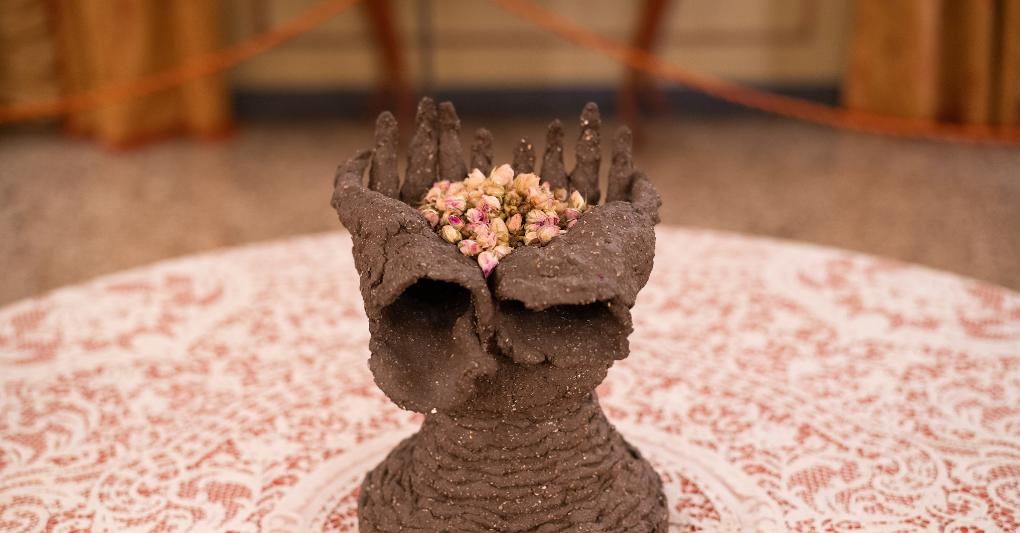 “Effleurement” di Florian Mermin (2021). Terracotta e  potpourri floreale.  Courtesy Florian Mermin e Galerie Backslash, Paris.     Fragranza: Rosa classica, by Gael Montero. Courtesy Givaudan. 