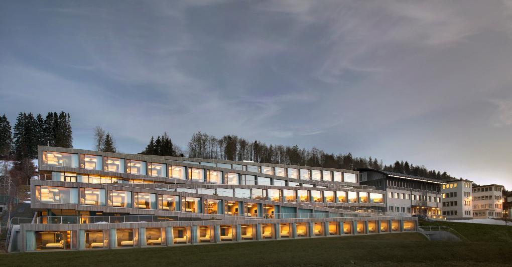 L'Hôtel des Horlogers, certificato Minergie-ECO, accosta vetro, cemento e larice. Foto Christophe Voisin. 