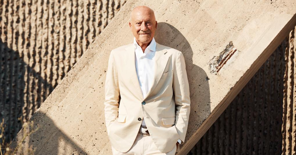 Norman Foster nella Rudolph Hall della facoltà di Architettura di Yale, uno dei primi e più noti esempi di Brutalismo negli Stati Uniti. Foto Weston Wells. 