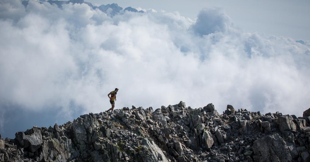 Il trail runner trentino Christian Modena sulla cresta che porta ai 2.847 della Cima d'Asta, vetta principale del massiccio omonimo, in Trentino. Si tratta di uno dei passaggi più complessi della Cima d'Asta Skyrace. Foto Maurizio Torri. 
